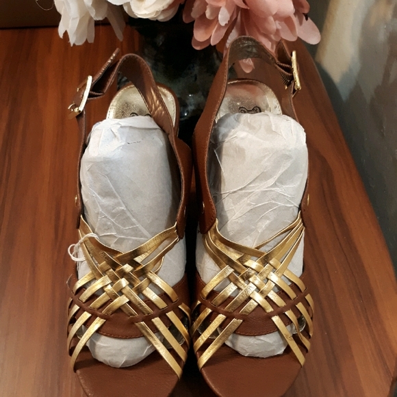 Women's Wedge Sandals - Picture 2 of 3